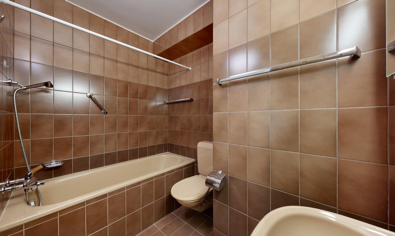 salle de bains avec tile wall, mur en carrelage, toilette, salle de bain complète, et inside property