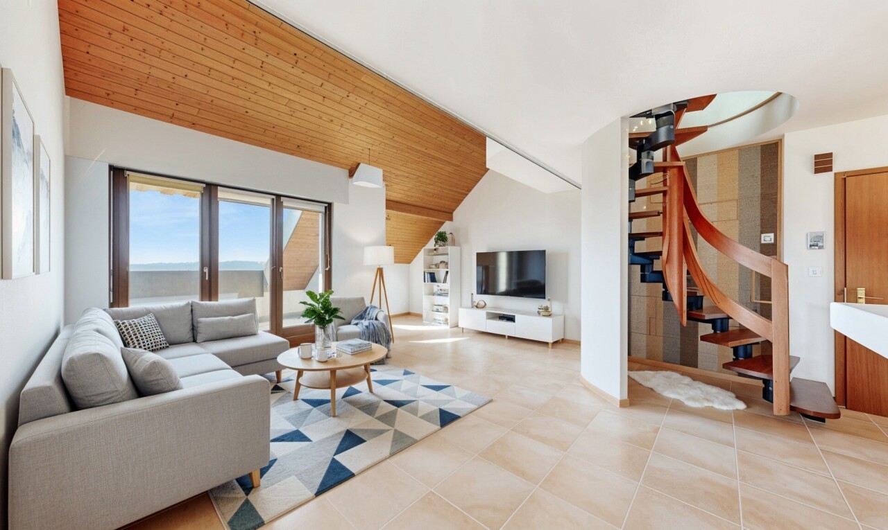 salon avec escaliers, inside property, natural light, lumière naturelle, et wood ceiling