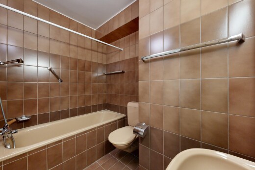 bad mit tile wall, fliesenwand, toilette, komplettes badezimmer, und inside property