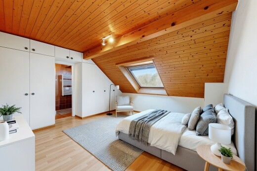chambre avec wood ceiling, plafond en bois, wood finish floor, sol en finition bois, et inside property