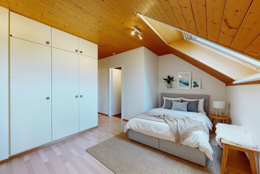 chambre avec plafond en bois, wood ceiling, inside property, sol en finition bois, et wood finish floor