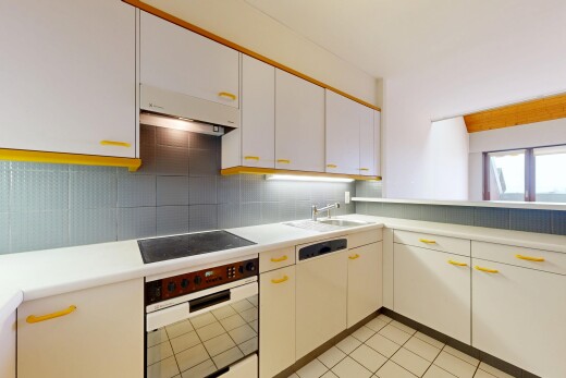cuisine avec four, plans de travail, light countertops, armoires blanches, et white cabinets