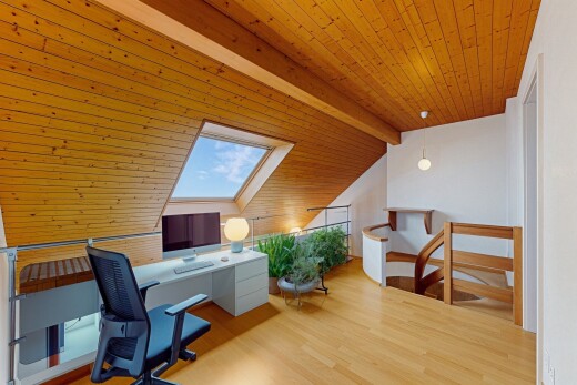 bureau avec wood ceiling, plafond en bois, wood finish floor, sol en finition bois, et espace bureau