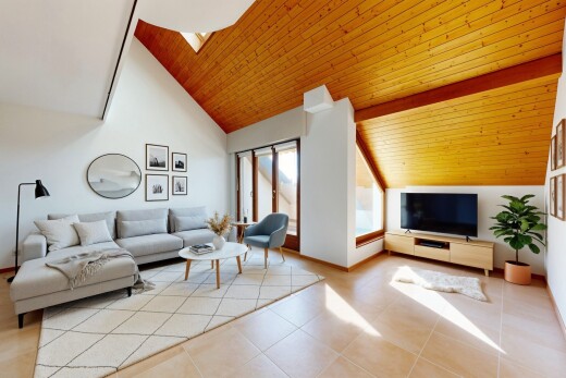wohnzimmer mit high ceiling, hohe decke, natural light, natürliches licht, und drywall