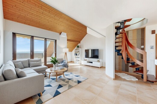 wohnzimmer mit treppen, inside property, natural light, natürliches licht, und wood ceiling