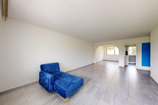 leerer raum mit natürliches licht, natural light, gewölbte gehwege, gipskartonwand, und drywall