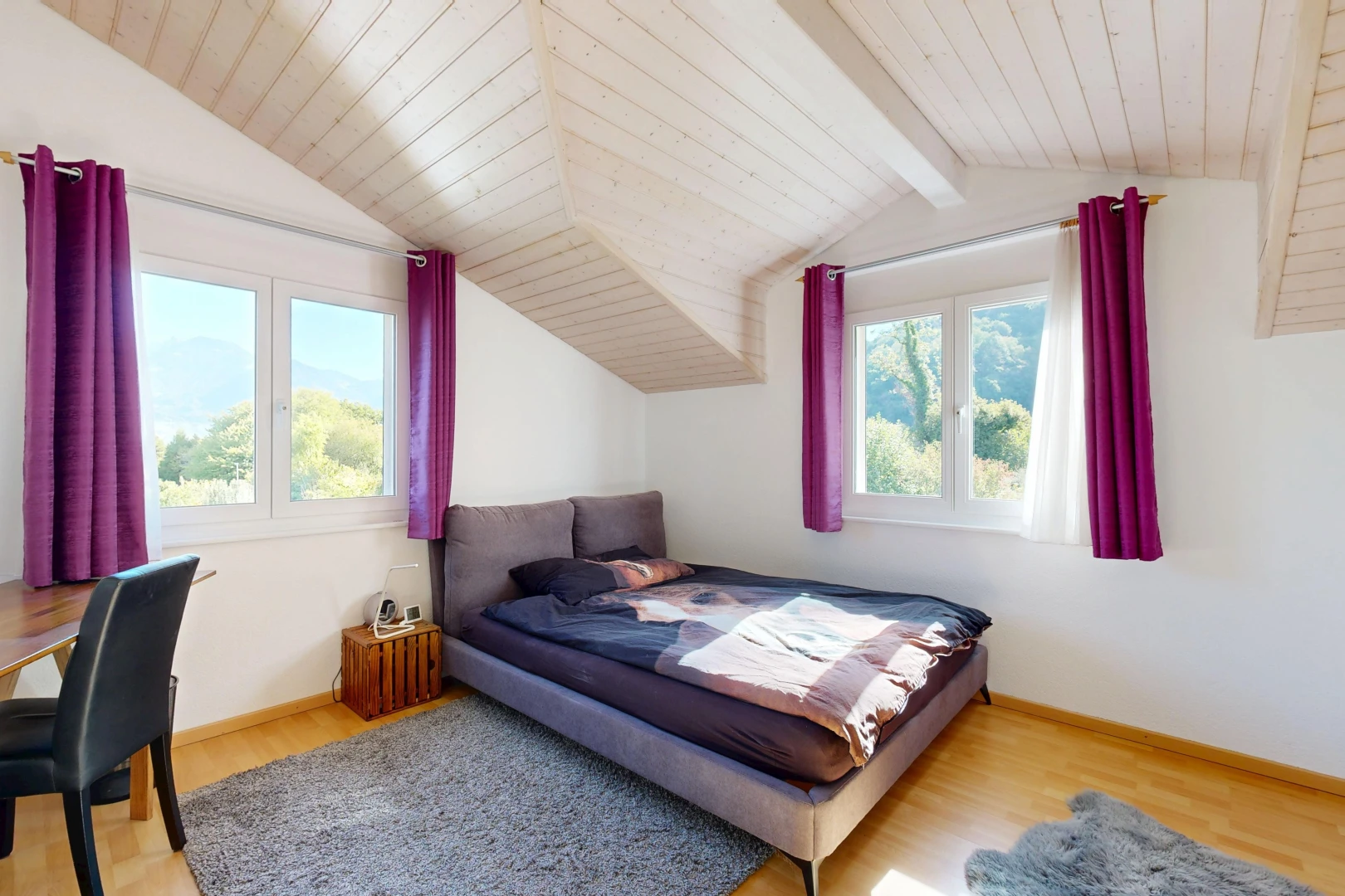 zimmer / schlafzimmer mit dachschräge, vaulted ceiling, holzdecke, wood ceiling, und natürliches licht