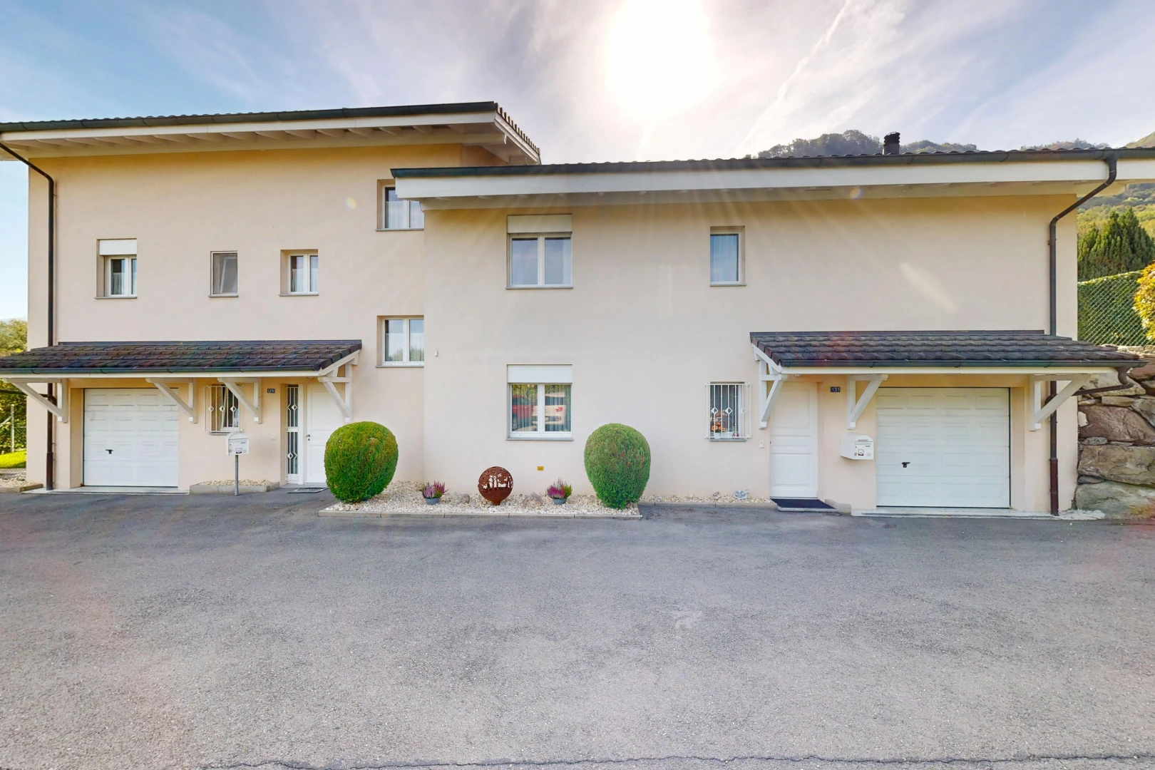 außenansicht mit eingebaute garage, stuckverkleidung, day time, und auffahrt
