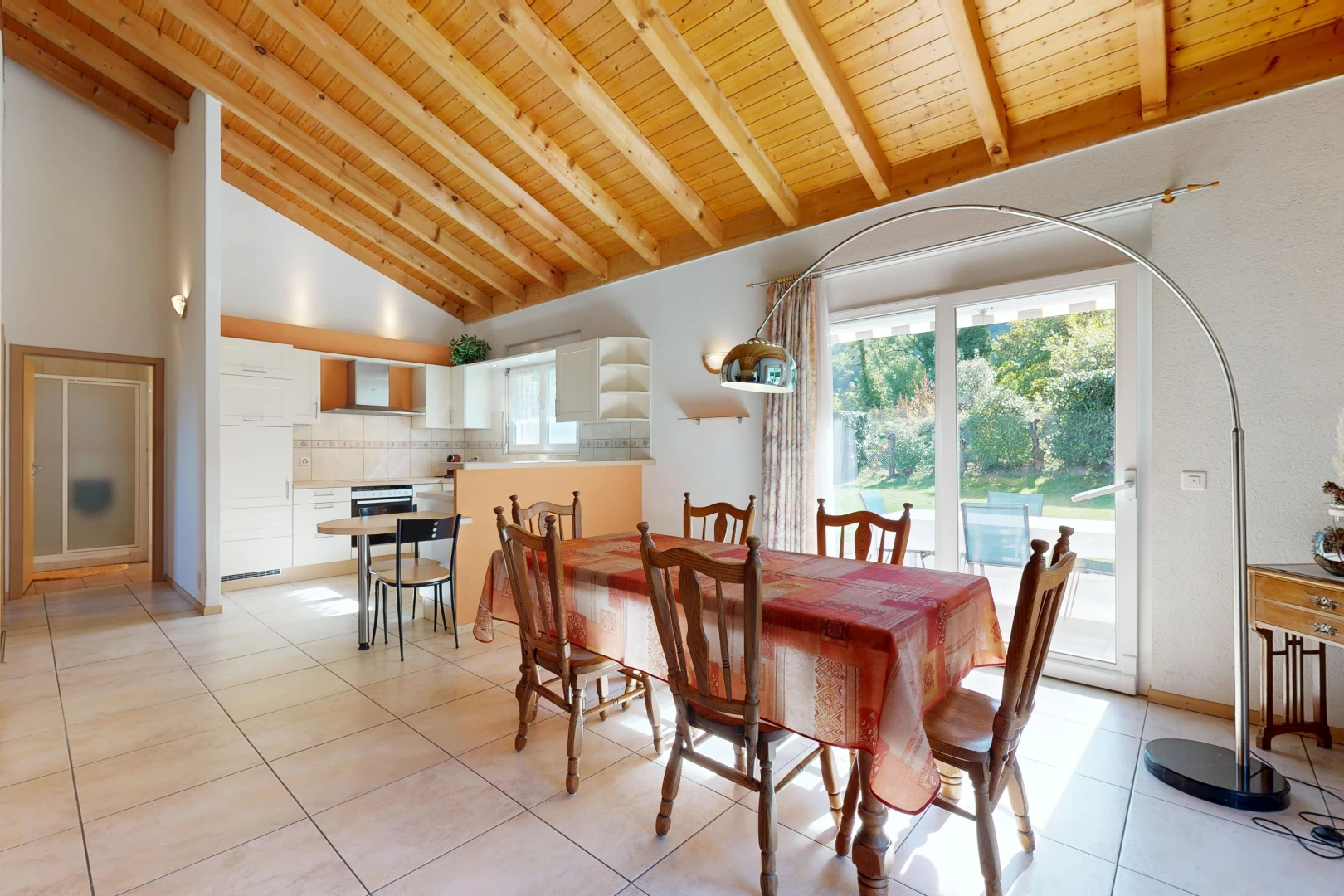 esszimmer mit dachschräge, vaulted ceiling, holzdecke, wood ceiling, und außenzugang