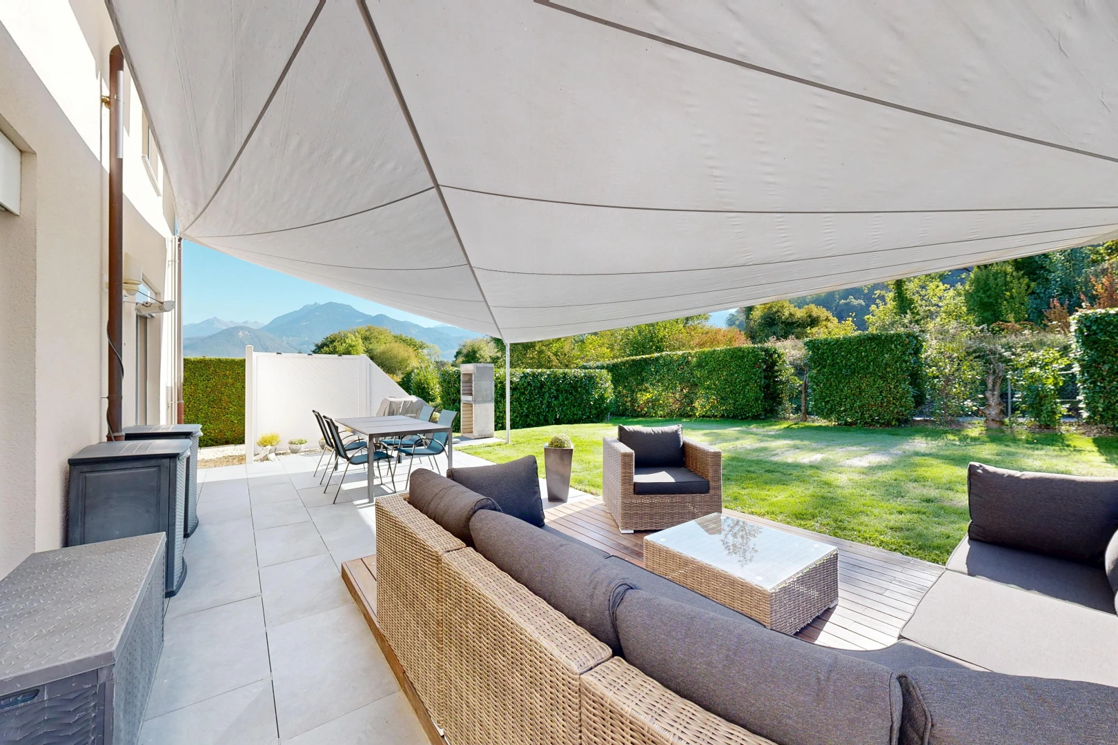 terrasse mit essbereich im freien, wohnraum im freien, zaun, blick auf die berge, und mountain view