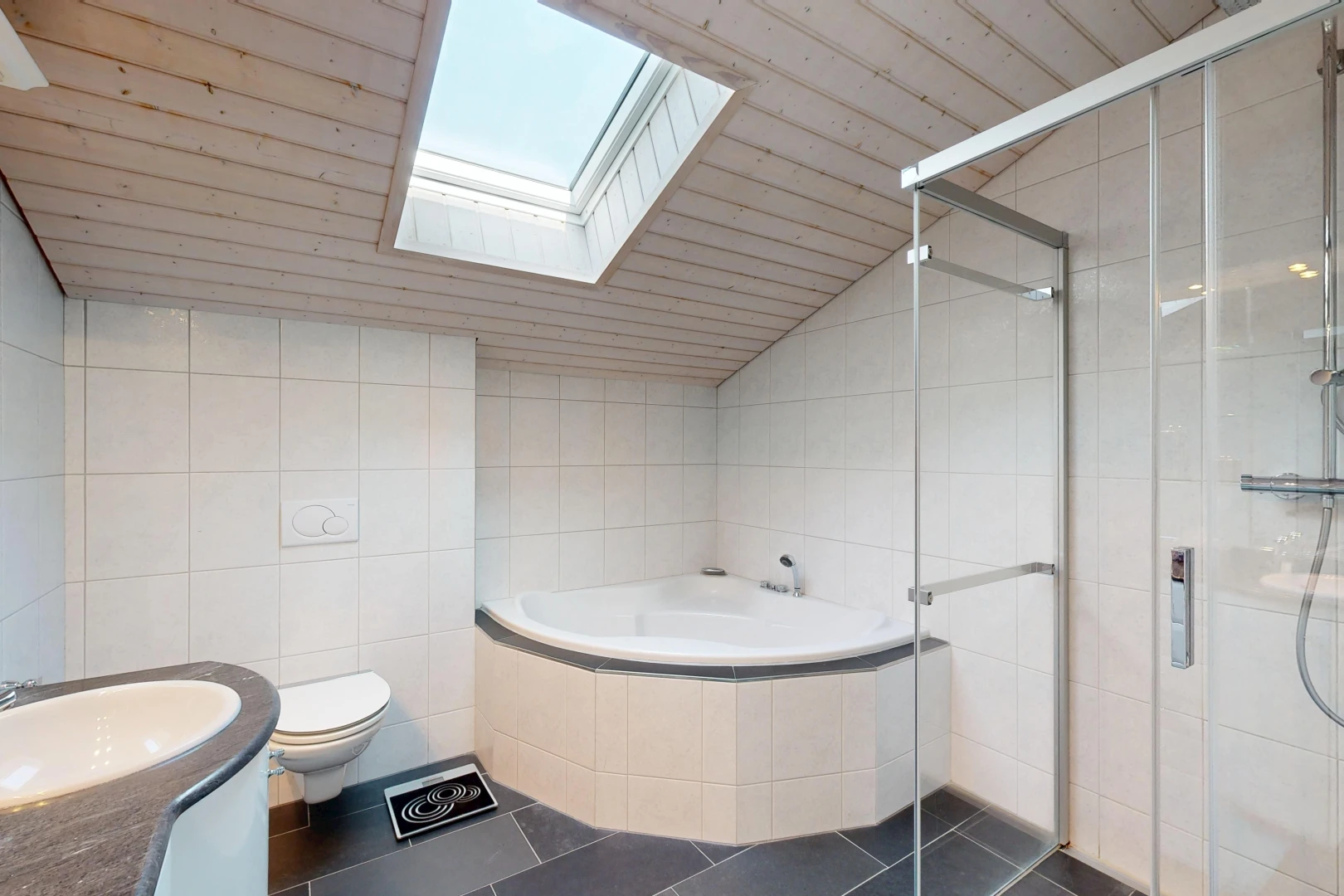 bad mit fliesenwand, tile wall, komplettes badezimmer, dusche, und bad