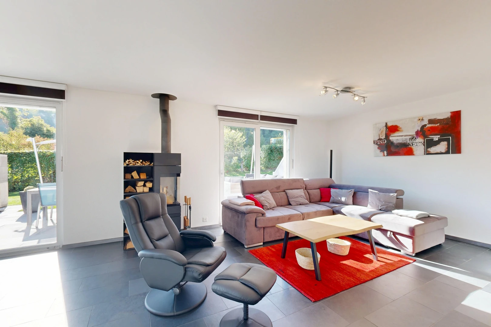wohnzimmer mit außenzugang, holzofen, gipskartonwand, drywall, und deckenbeleuchtung