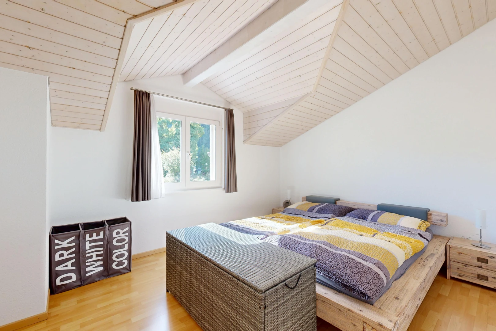 zimmer / schlafzimmer mit dachschräge, vaulted ceiling, gipskartonwand, drywall, und holzdecke