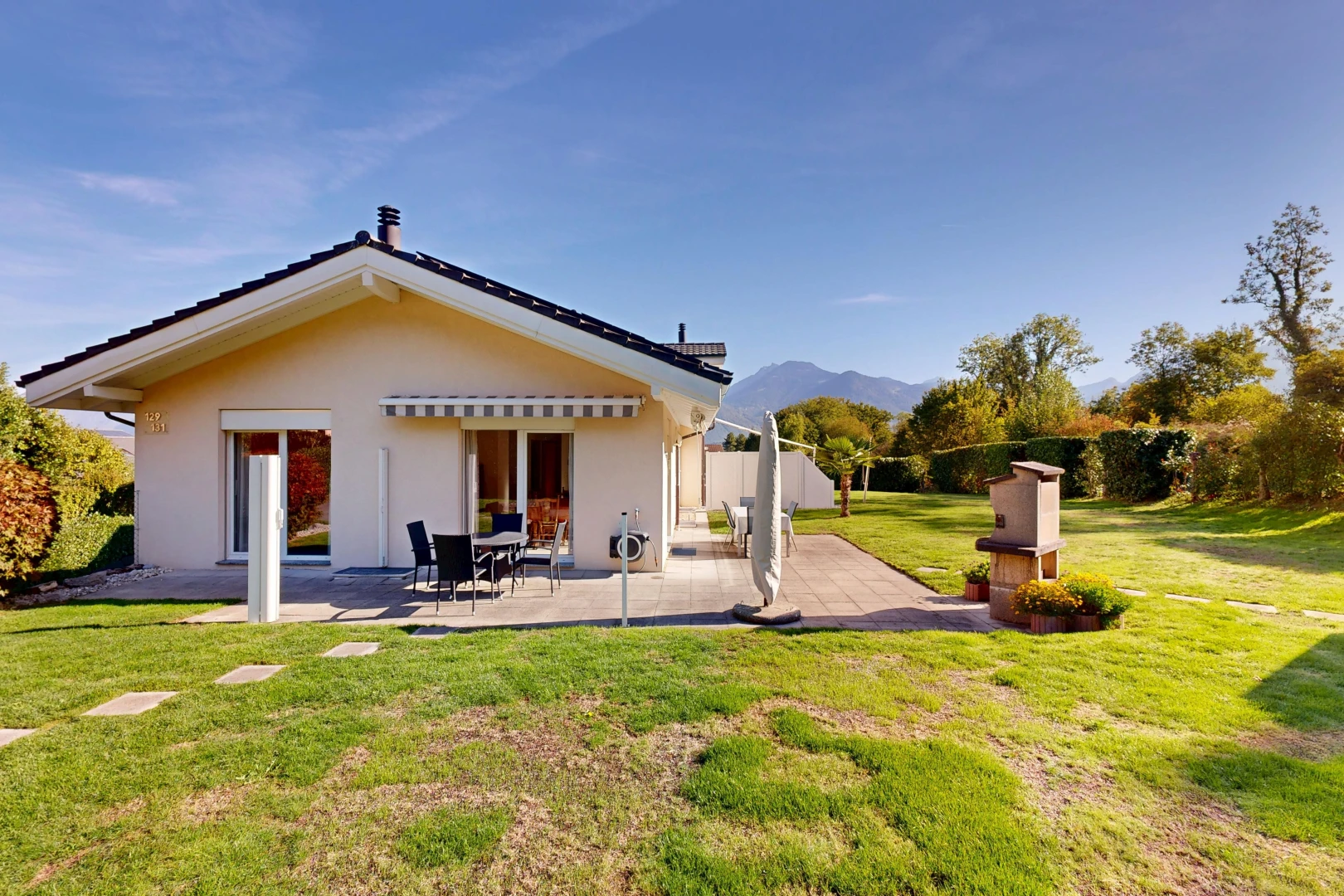außenansicht mit markise, from property, rasen, terrasse, und day time