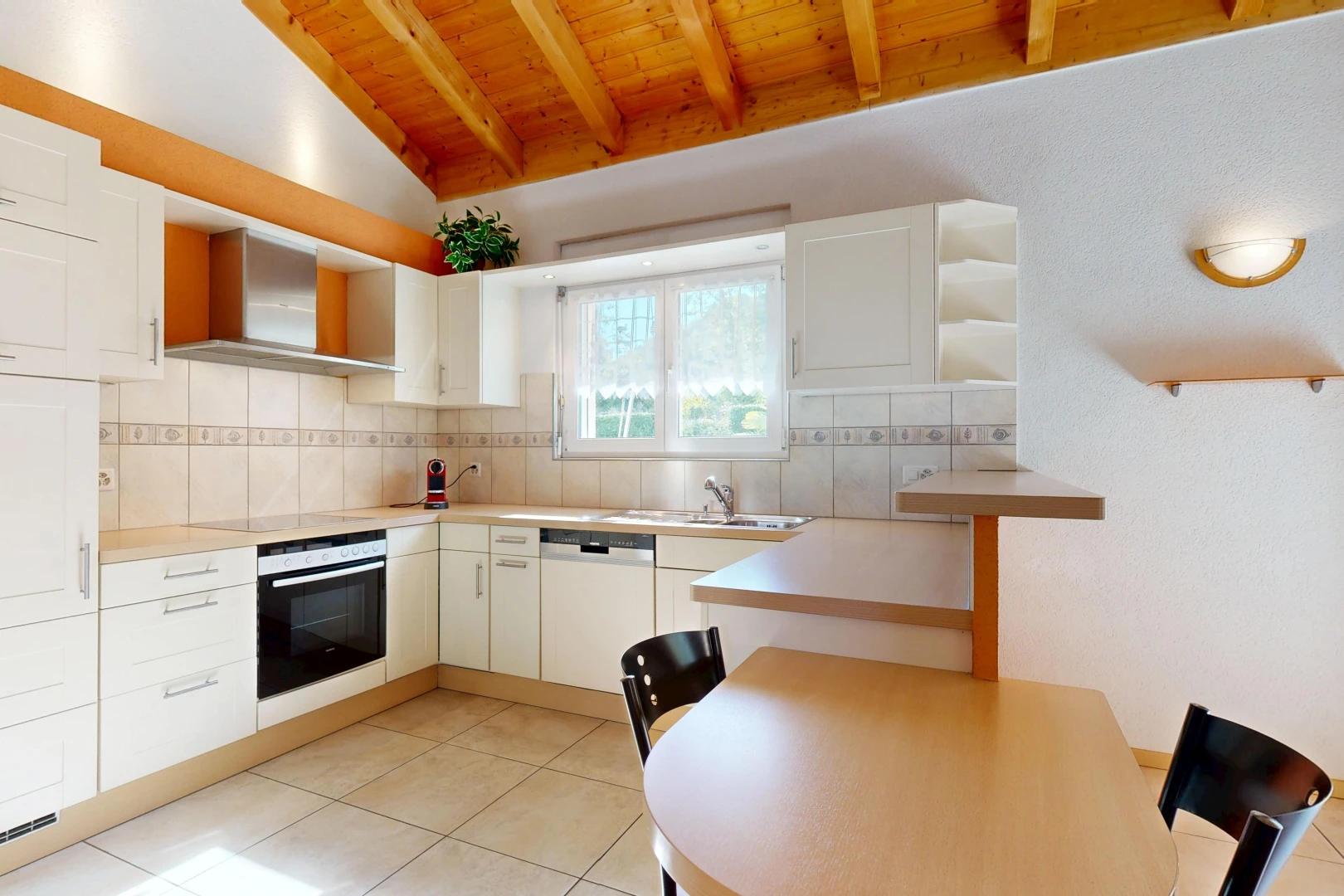 küche mit dunstabzugshaube, two heights countertops, offene regale, open shelves, und ofen