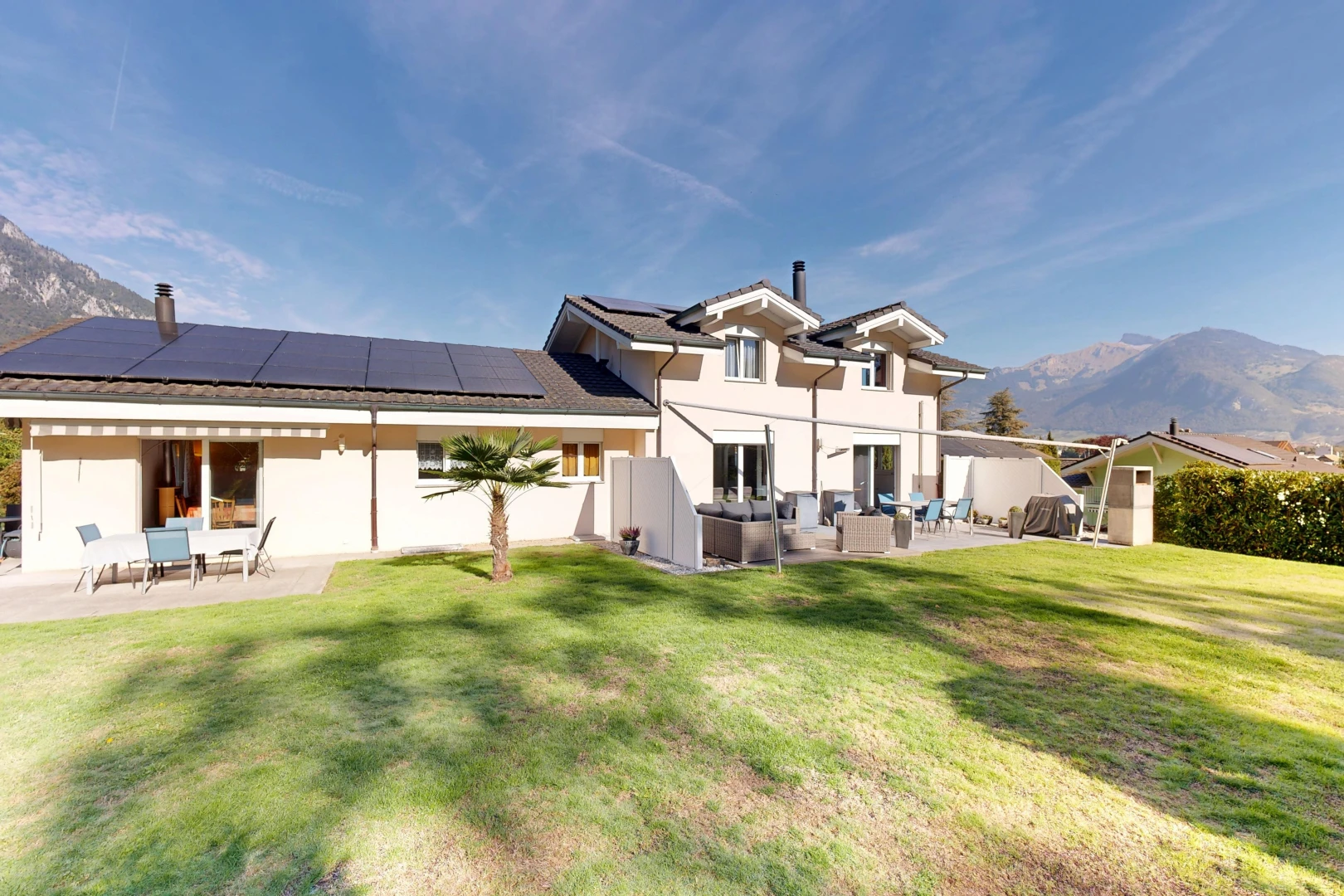 außenansicht mit blick auf die berge, mountain view, solaranlage, terrasse, und rasen
