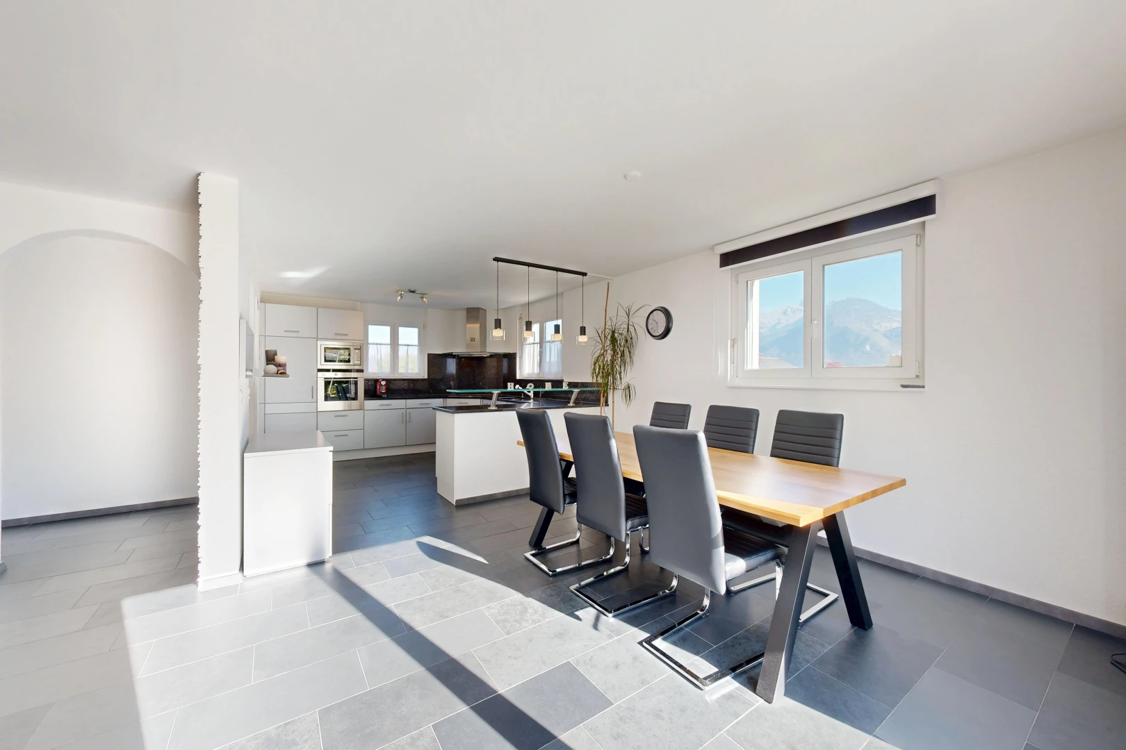 esszimmer mit gipskartonwand, drywall, pendelleuchte, natürliches licht, und inside property