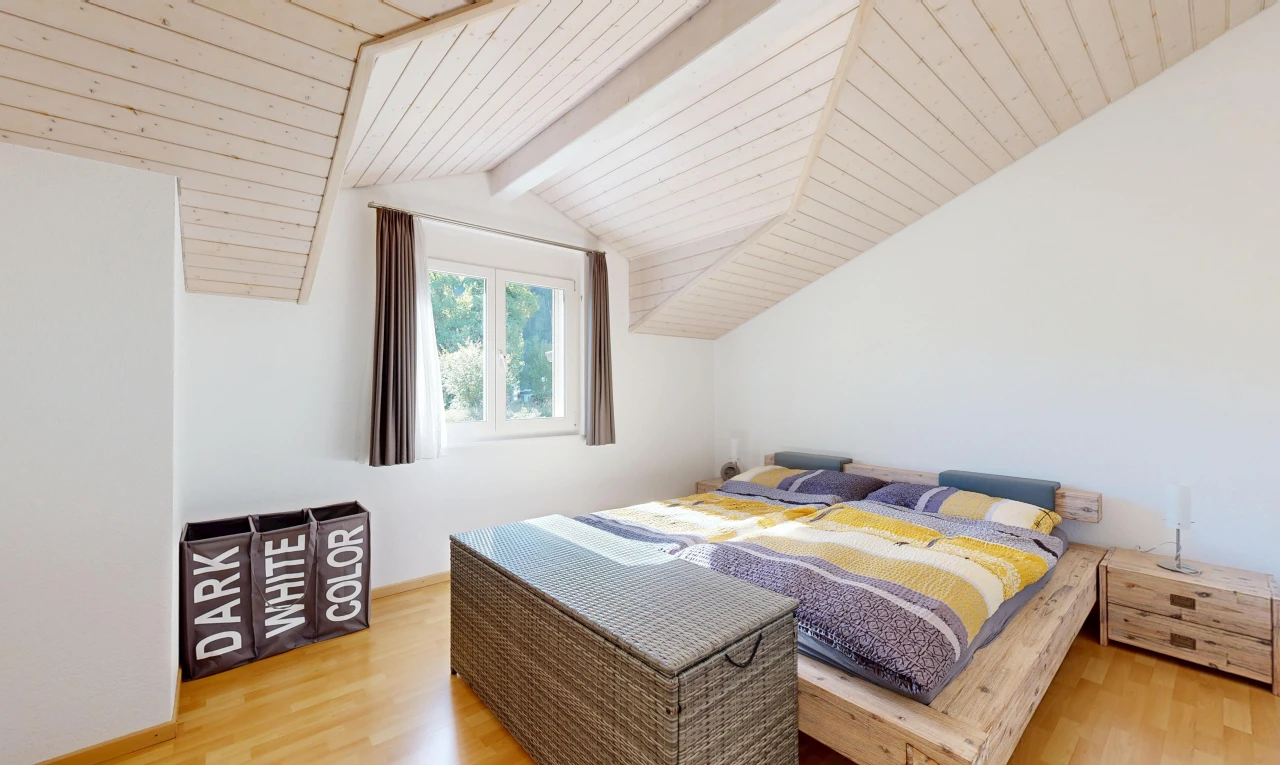 zimmer / schlafzimmer mit dachschräge, vaulted ceiling, gipskartonwand, drywall, und holzdecke