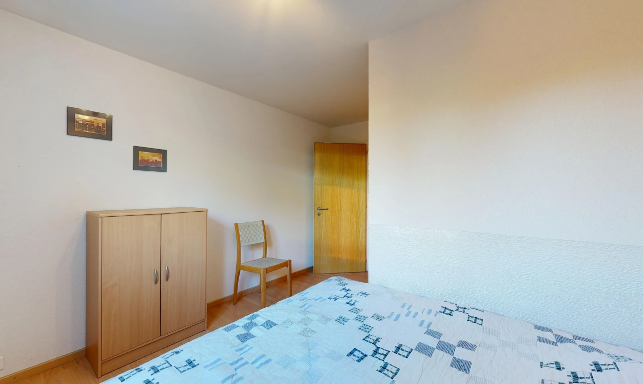 zimmer / schlafzimmer mit gipskartonwand, drywall, inside property, sockelleisten, und baseboards wall