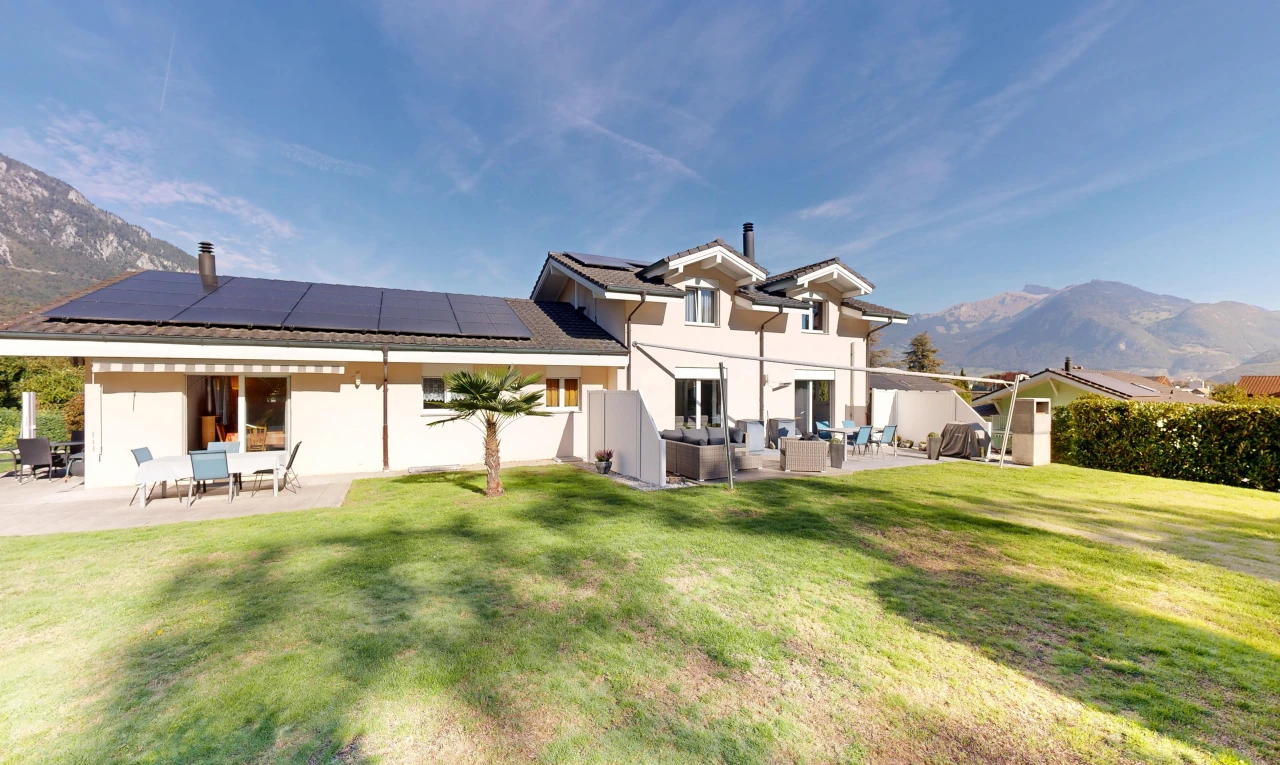 außenansicht mit blick auf die berge, mountain view, solaranlage, terrasse, und rasen