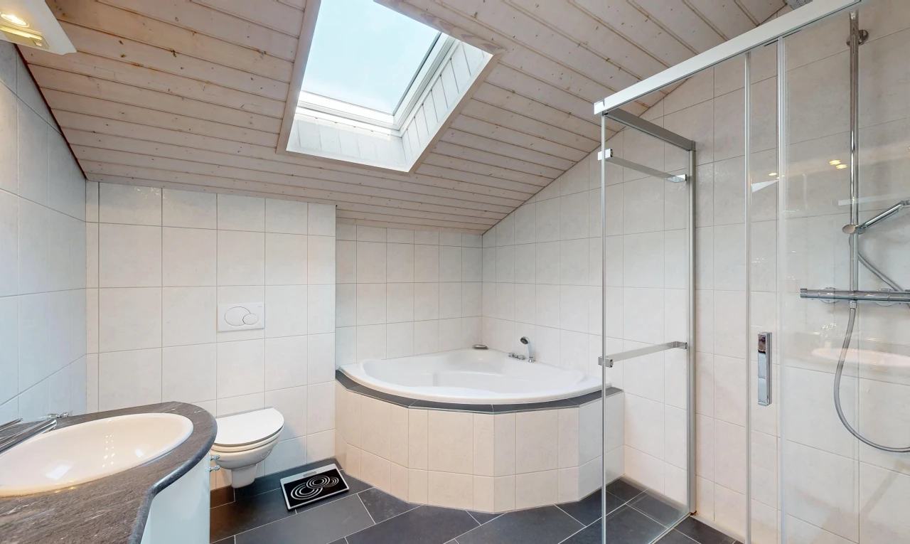 bad mit fliesenwand, tile wall, komplettes badezimmer, dusche, und bad