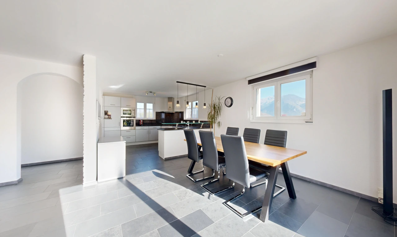 esszimmer mit gipskartonwand, drywall, pendelleuchte, natürliches licht, und inside property
