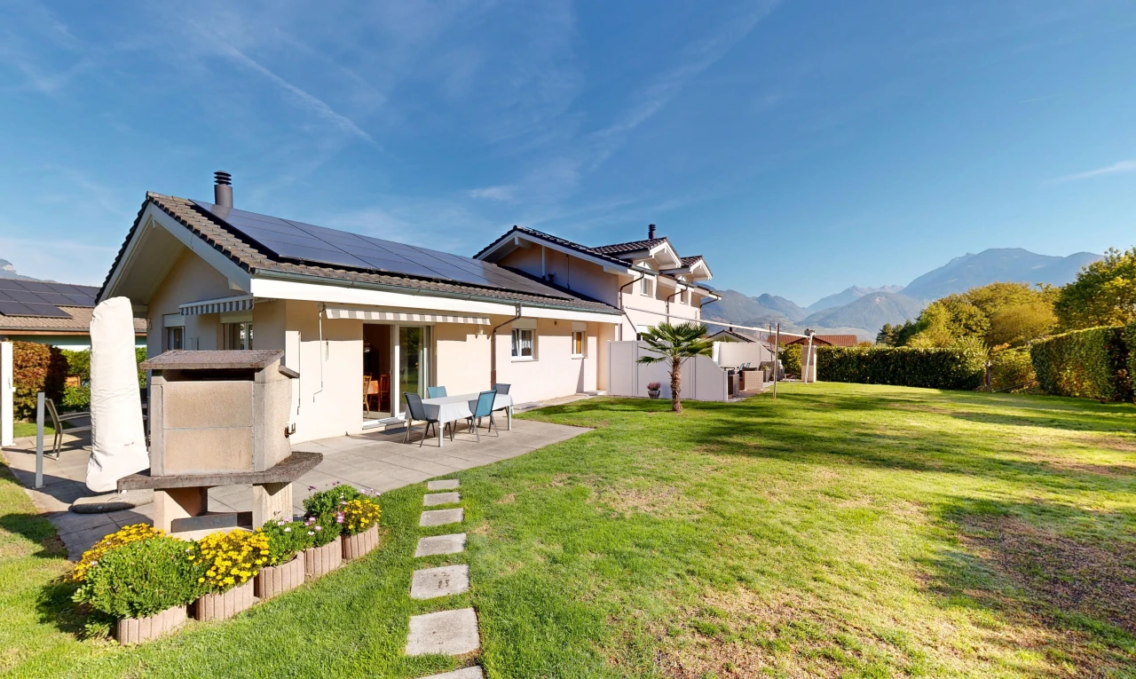 außenansicht mit solaranlage, from property, rasen, property visible, und terrasse