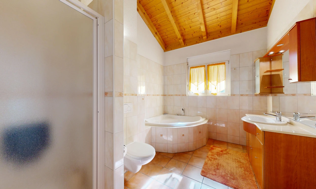bad mit komplettes badezimmer, fliesenwand, tile wall, spiegel, und bad