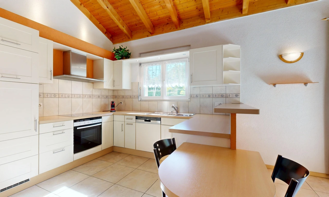 küche mit dunstabzugshaube, two heights countertops, offene regale, open shelves, und ofen