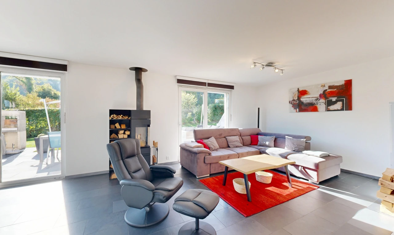 wohnzimmer mit außenzugang, holzofen, gipskartonwand, drywall, und deckenbeleuchtung