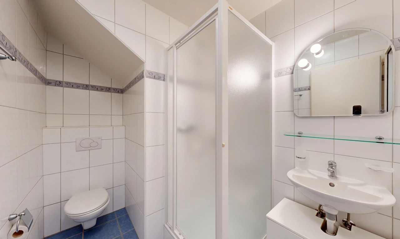 bad mit fliesenwand, tile wall, komplettes badezimmer, dusche, und spiegel