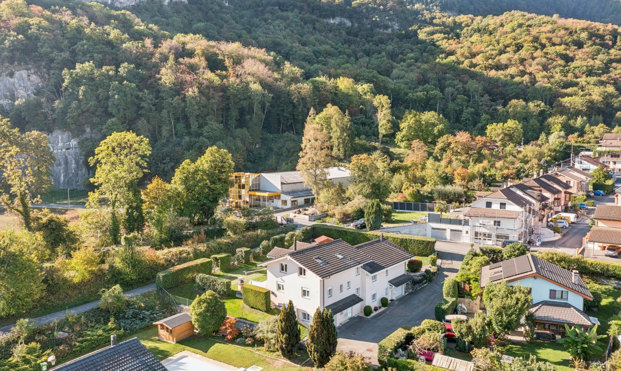 blick auf die berge mit wohngebietblick, residential view, neighborhood view, waldblick, und forest view