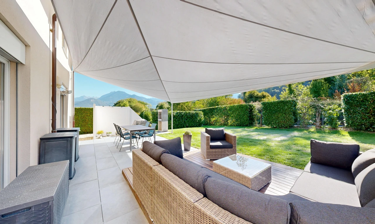 terrasse mit essbereich im freien, wohnraum im freien, zaun, blick auf die berge, und mountain view