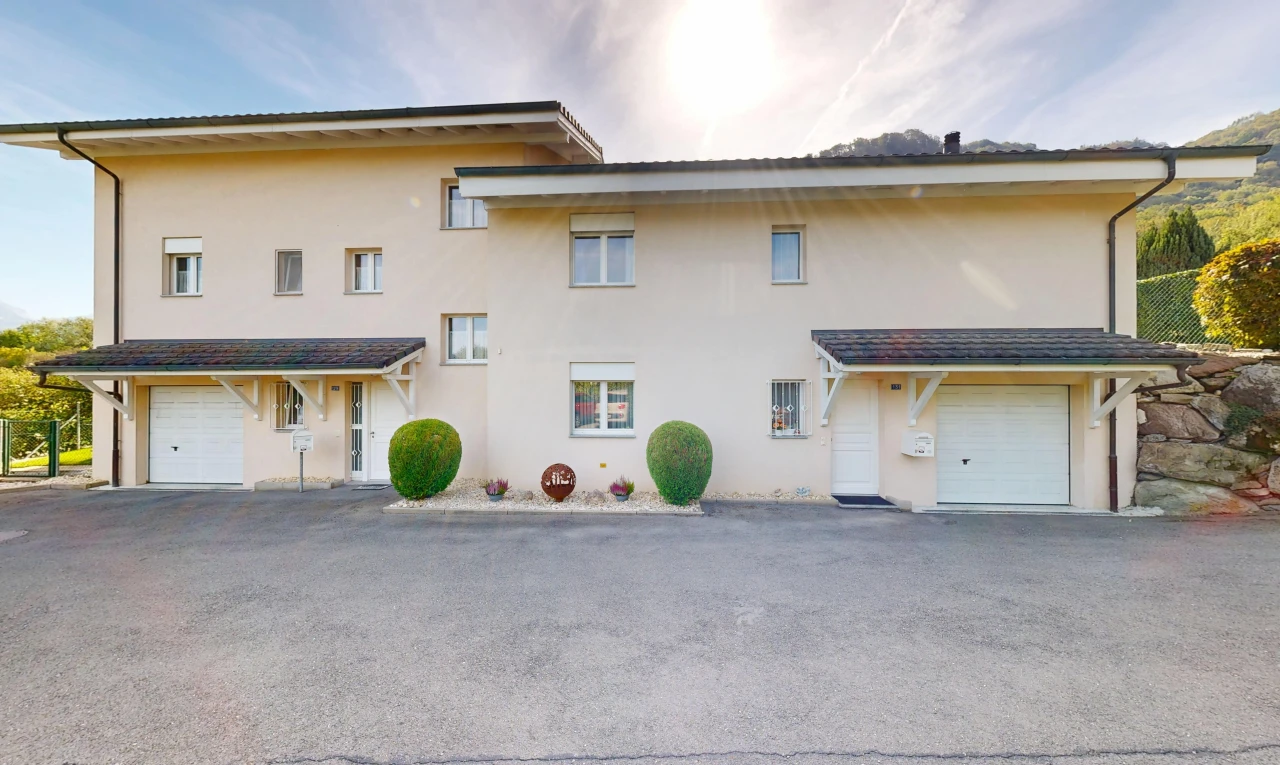außenansicht mit eingebaute garage, stuckverkleidung, day time, und auffahrt