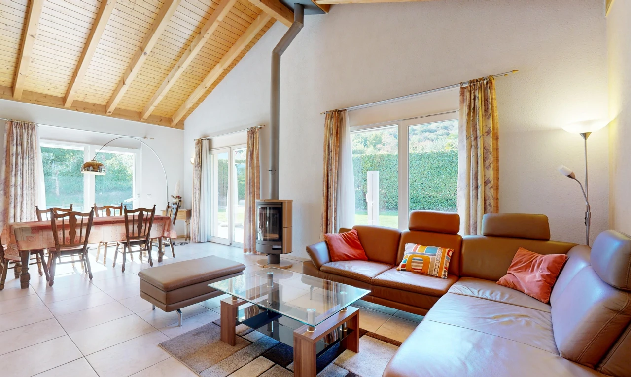 wohn- / esszimmer mit holzofen, hohe decke, high ceiling, high end ceiling, und dachschräge