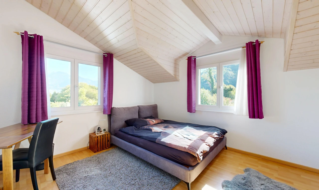 zimmer / schlafzimmer mit dachschräge, vaulted ceiling, holzdecke, wood ceiling, und natürliches licht