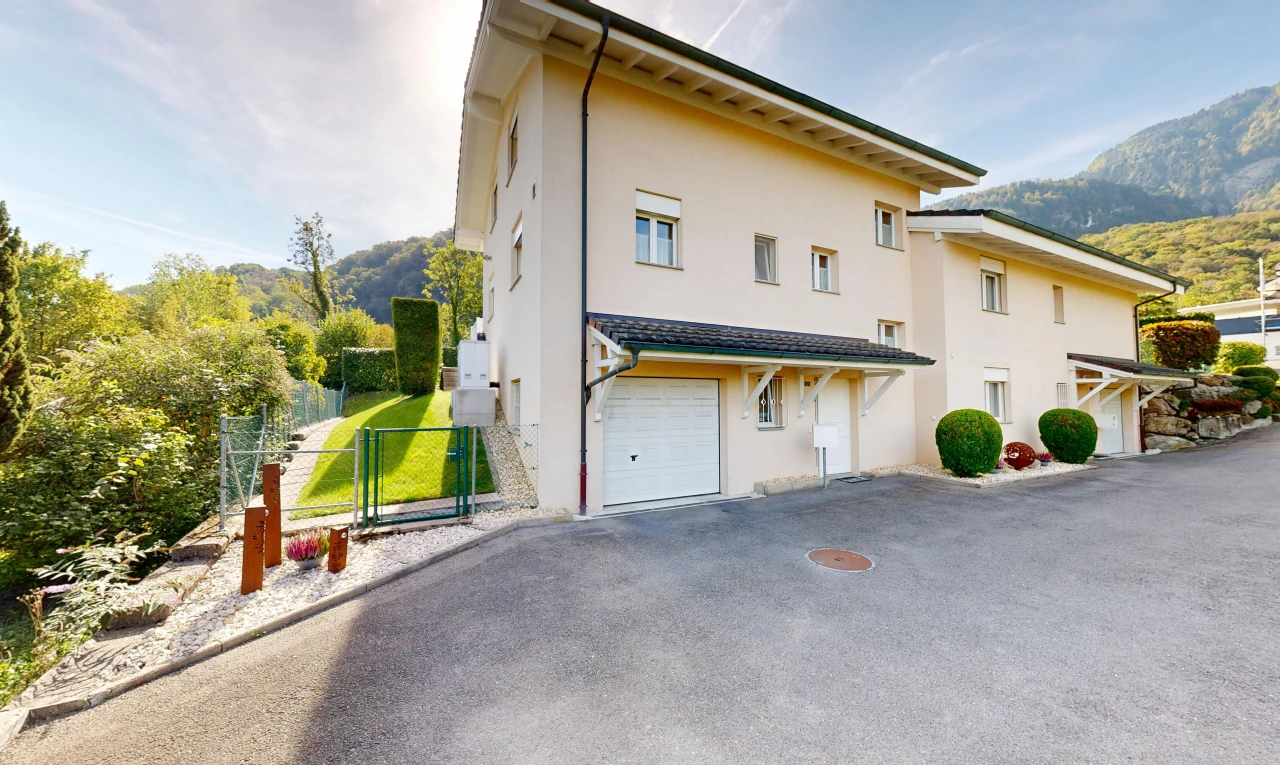 außenansicht mit eingebaute garage, blick auf die berge, mountain view, tor, und stuckverkleidung