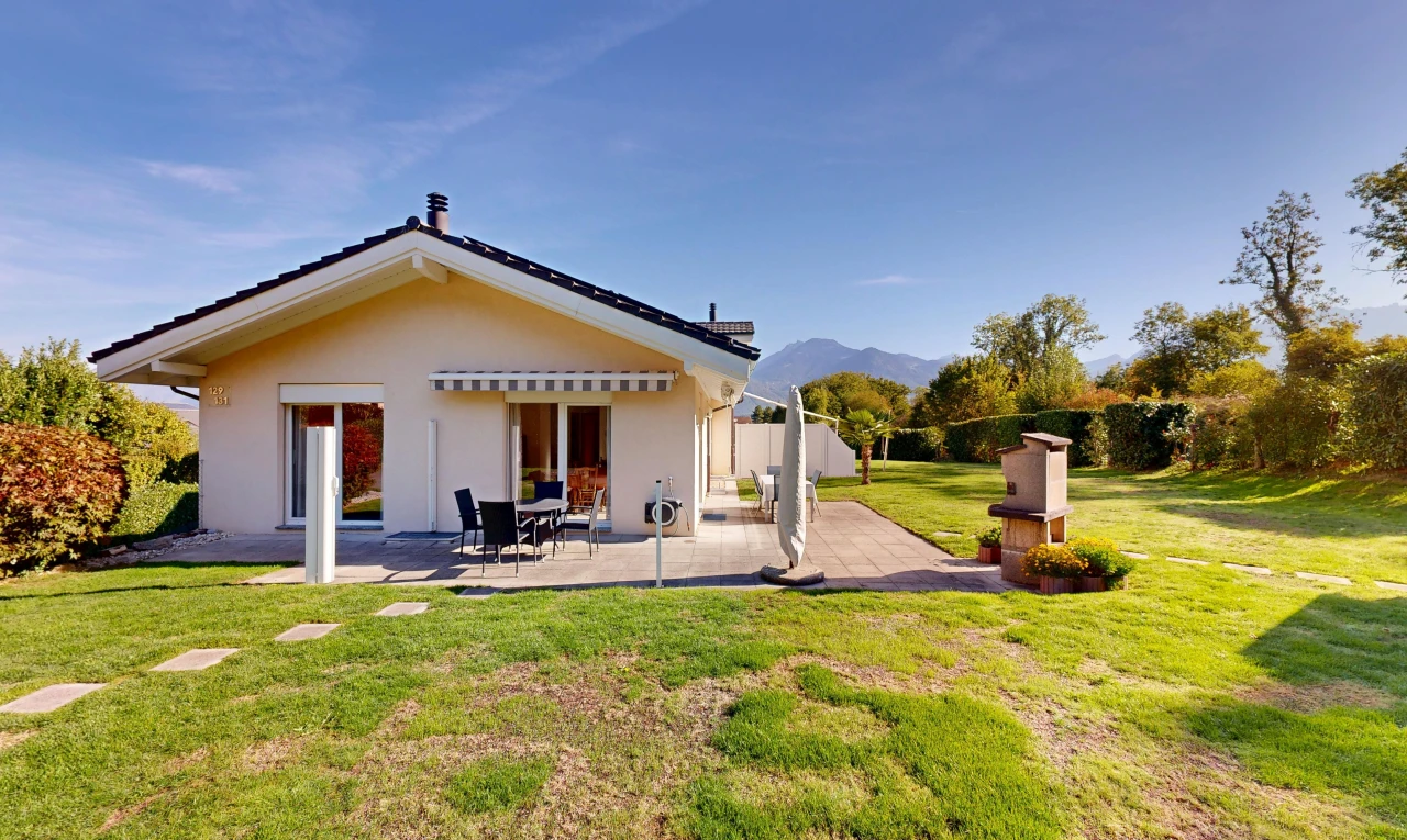 außenansicht mit markise, from property, rasen, terrasse, und day time