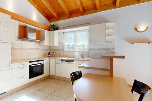 küche mit dunstabzugshaube, two heights countertops, offene regale, open shelves, und ofen