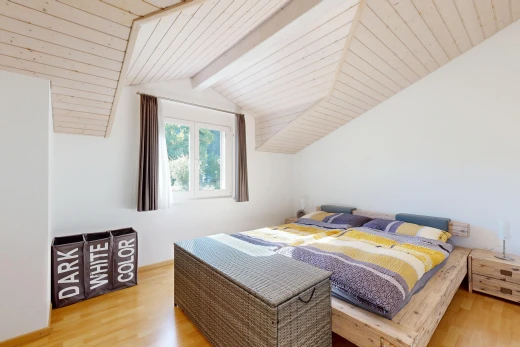 zimmer / schlafzimmer mit dachschräge, vaulted ceiling, gipskartonwand, drywall, und holzdecke