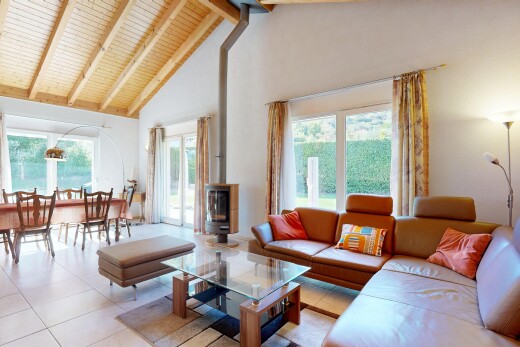 wohn- / esszimmer mit holzofen, hohe decke, high ceiling, high end ceiling, und dachschräge