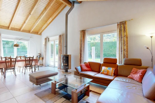 wohn- / esszimmer mit holzofen, hohe decke, high ceiling, high end ceiling, und dachschräge