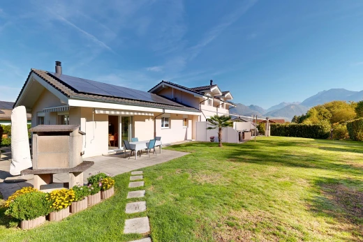 außenansicht mit solaranlage, from property, rasen, property visible, und terrasse