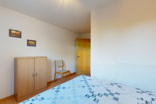 zimmer / schlafzimmer mit gipskartonwand, drywall, inside property, sockelleisten, und baseboards wall