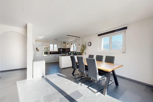 esszimmer mit gipskartonwand, drywall, pendelleuchte, natürliches licht, und inside property
