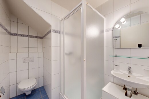 bad mit fliesenwand, tile wall, komplettes badezimmer, dusche, und spiegel