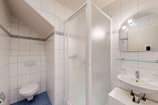 bad mit fliesenwand, tile wall, komplettes badezimmer, dusche, und spiegel