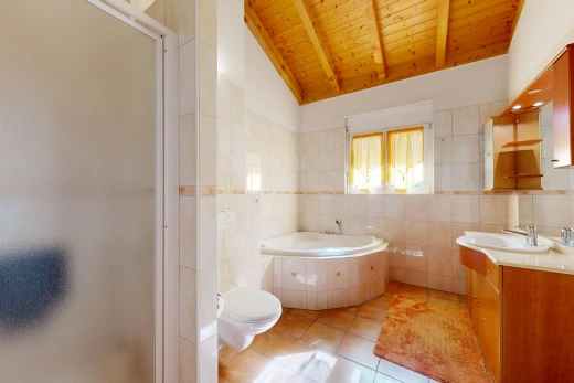 bad mit komplettes badezimmer, fliesenwand, tile wall, spiegel, und bad