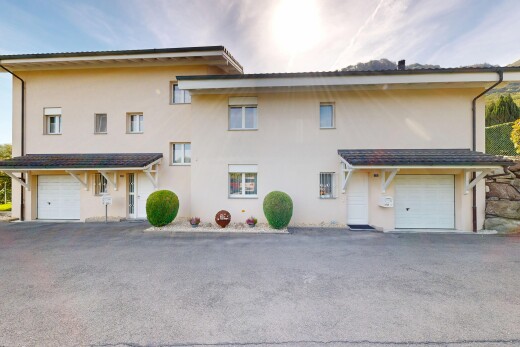 außenansicht mit eingebaute garage, stuckverkleidung, day time, und auffahrt