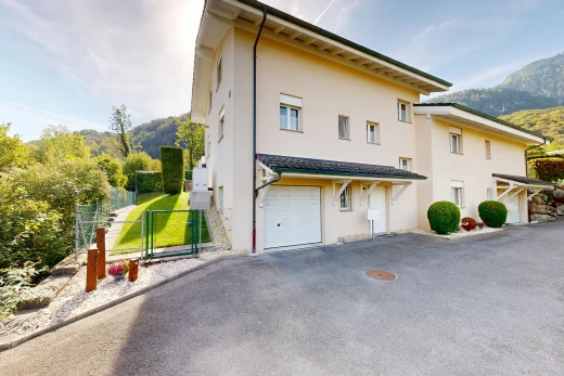 außenansicht mit eingebaute garage, blick auf die berge, mountain view, tor, und stuckverkleidung